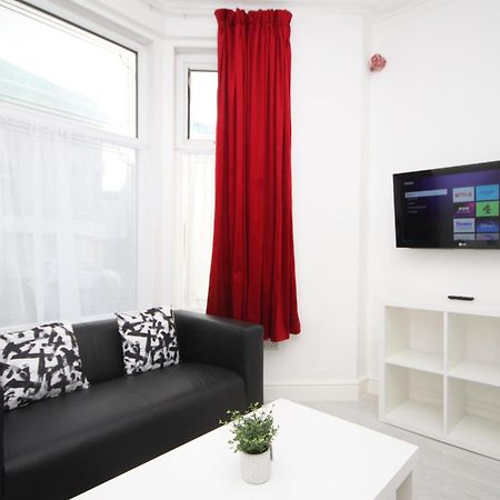 Barton Beachside - Stylish Studio Apartment, Double & Single - Central Beach & Promenade Location - Over 21'S, Family Friendly Only, Id Required Блэкпул Экстерьер фото