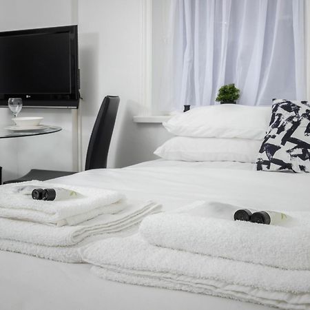 Barton Beachside - Stylish Studio Apartment, Double & Single - Central Beach & Promenade Location - Over 21'S, Family Friendly Only, Id Required Блэкпул Экстерьер фото