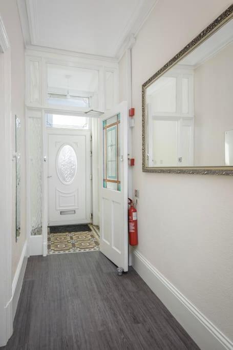 Barton Beachside - Stylish Studio Apartment, Double & Single - Central Beach & Promenade Location - Over 21'S, Family Friendly Only, Id Required Блэкпул Экстерьер фото