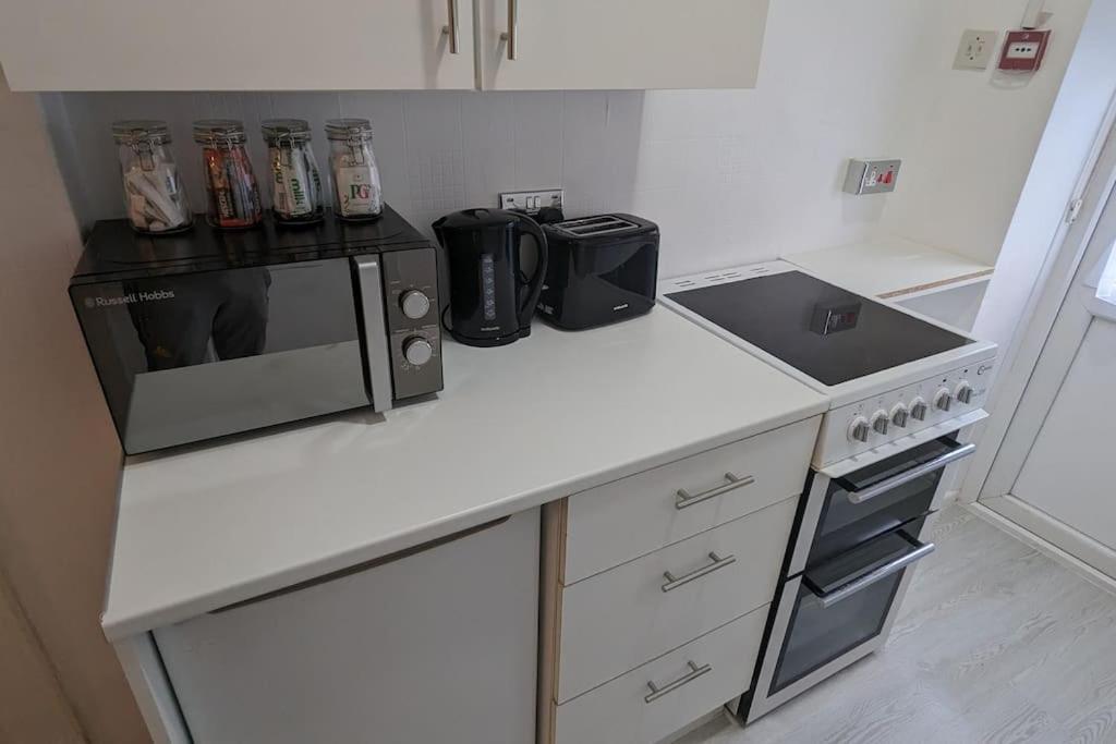 Barton Beachside - Stylish Studio Apartment, Double & Single - Central Beach & Promenade Location - Over 21'S, Family Friendly Only, Id Required Блэкпул Экстерьер фото
