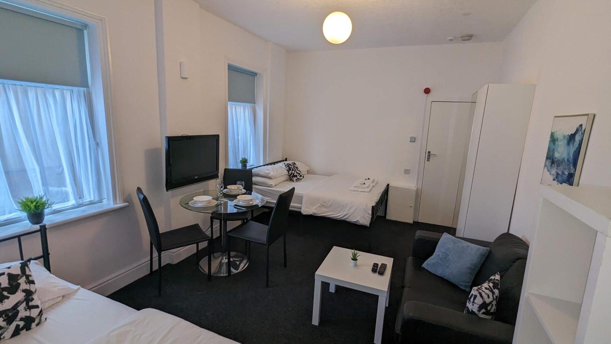 Barton Beachside - Stylish Studio Apartment, Double & Single - Central Beach & Promenade Location - Over 21'S, Family Friendly Only, Id Required Блэкпул Экстерьер фото