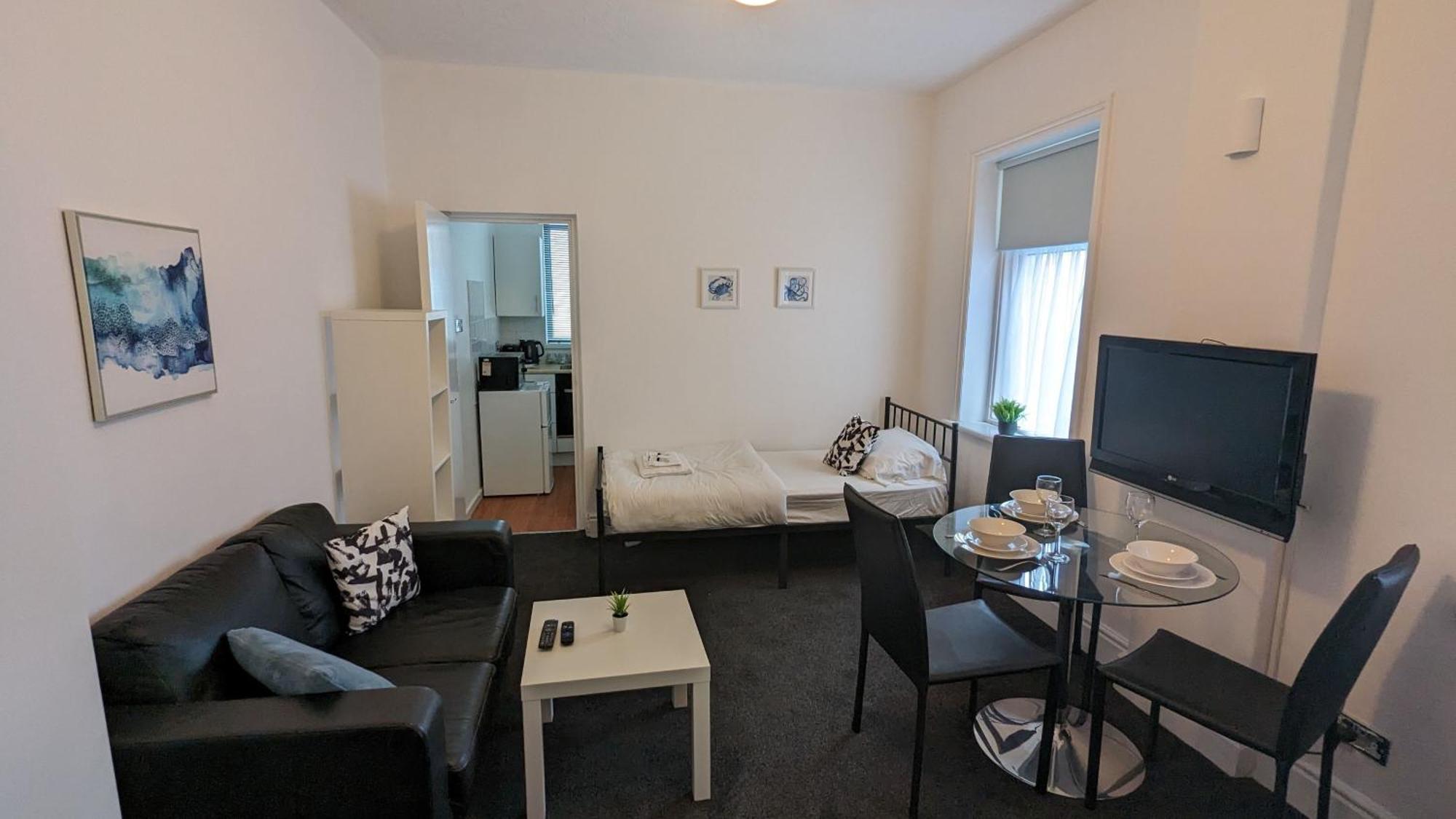Barton Beachside - Stylish Studio Apartment, Double & Single - Central Beach & Promenade Location - Over 21'S, Family Friendly Only, Id Required Блэкпул Экстерьер фото